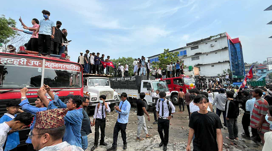 इटहरी उपमहानगर कार्यालयमा जेनजी प्रदर्शनकारीद्वारा आगजनी