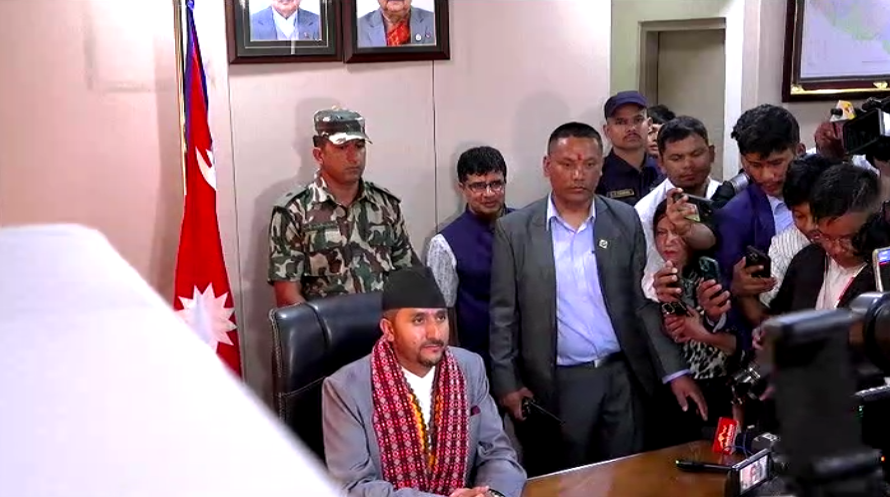 प्रश्न गर्दागर्दै जवाफ दिन सञ्चार मन्त्रालयको बागडोर सम्हाल्दै सिंहदरबार पुगे जगदीश खरेल
