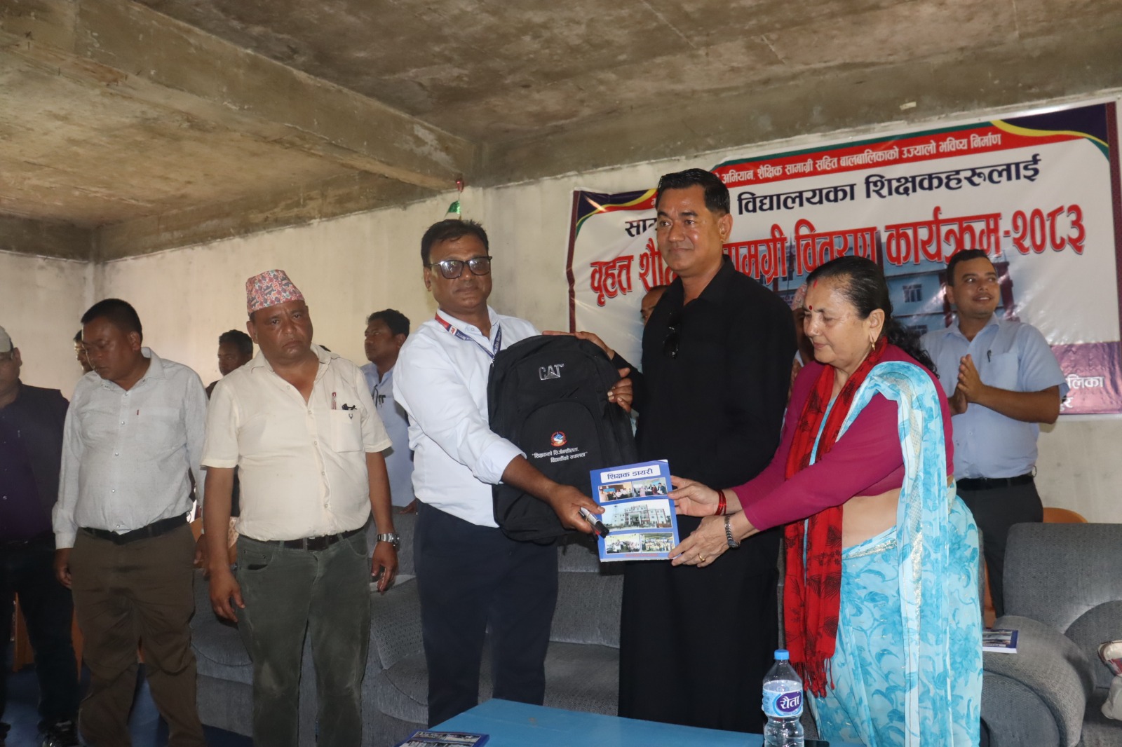 चौदण्डीगढी नगरपालिकाको नयाँ अभ्यास : शिक्षकलाई झोला, डायरी र कलम