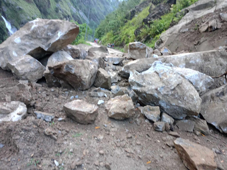 देशको छ स्थानमा राजमार्ग अवरुद्ध, चार ठाउँमा एकतर्फी यातायात सञ्चालन !