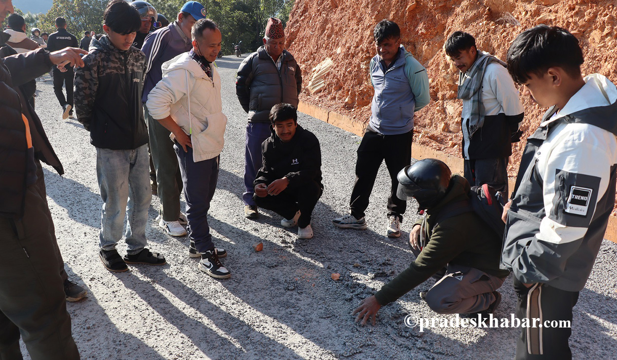 कालोपत्र गरेको एक महिनामै सडक भत्किन थालेपछि...