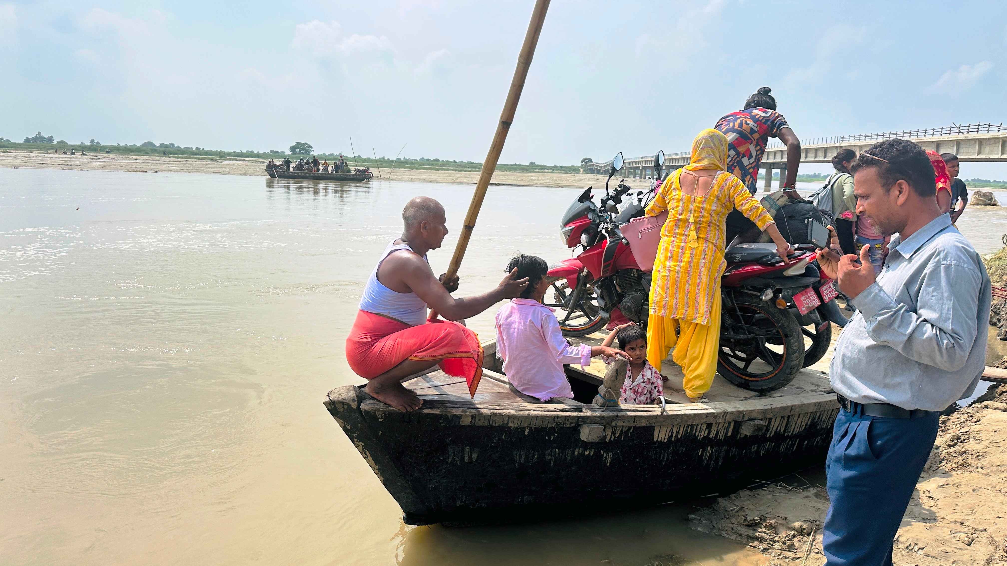 डुङ्गासँगै बगिरहेको जीवन