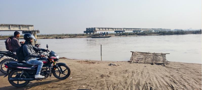 कन्काई नदीमा निर्माण थालिएको पक्की पुल अलपत्र अवस्थामा , यात्रुहरु हिउँदमा बाँसको पुल र वर्षायाममा डुंगामा