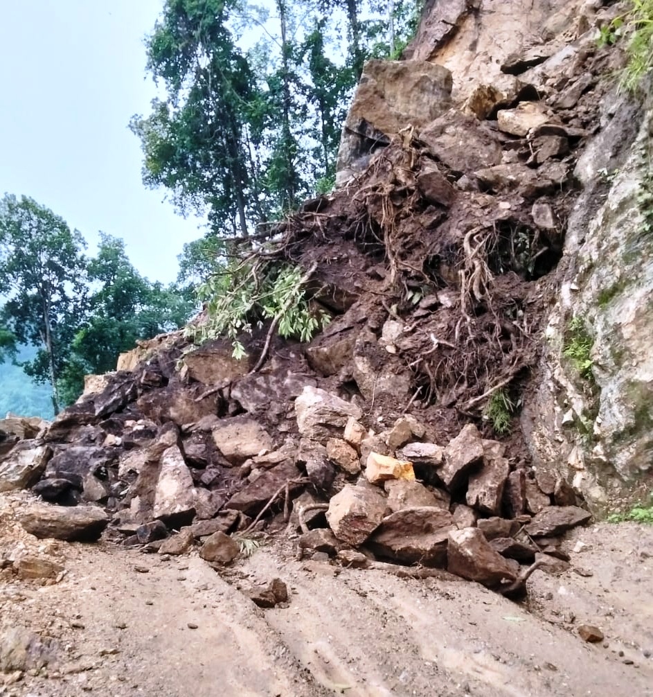 पहिरोले इलामको केचना-कञ्चनजङ्घा सडक अवरुद्ध