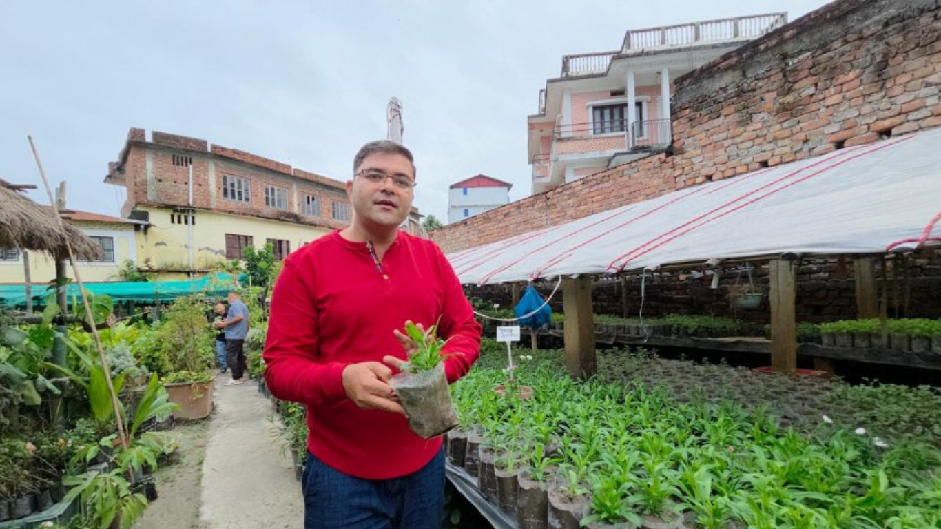 इटहरीका अधिकारी : विदेशको मोह त्यागी फूल-बिरुवामा करोडौं कमाउने युवा उद्यमी !