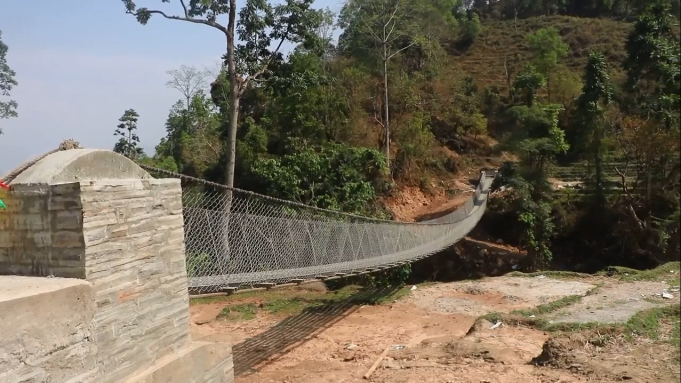 खकुवाखोलामा झोलुङ्गे पुल बनेपछि स्थानीयको वर्षौँदेखिको समस्या अन्त्य