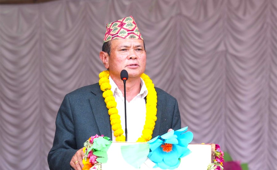 नवनियुक्त ऊर्जा राज्यमन्त्री गर्बुजाले शपथ लिदै