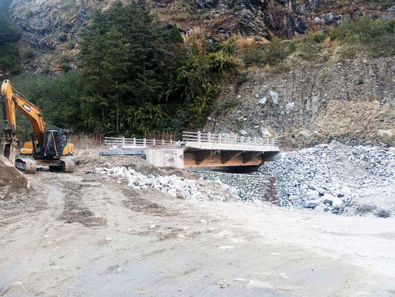 कोरला सडकमा १३ पुल निर्माण, तीन पुल बन्दै