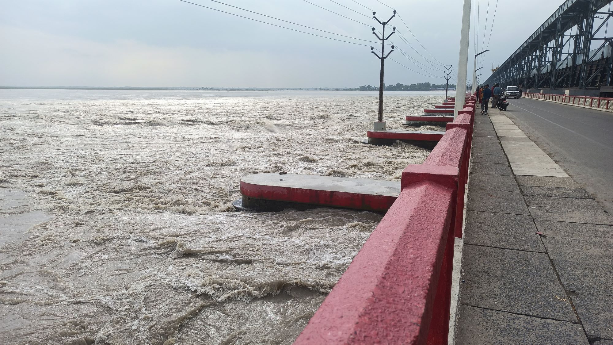 सप्तकोशी नदीमा पानीको सतह बढेपछी ३१ ढोका खोलियो