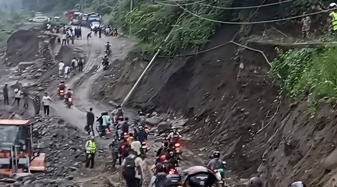 बाढीले  बगाएको कोशी लोकमार्गमा एकतर्फी यातायात सञ्चालनमा