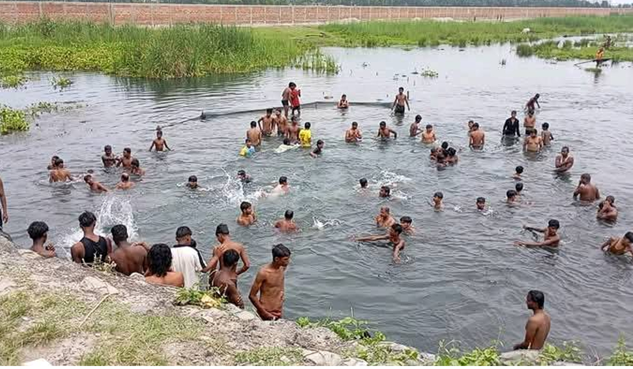 गर्मी छल्न कोशी कटान क्षेत्रमा नुहाउनेको भीड