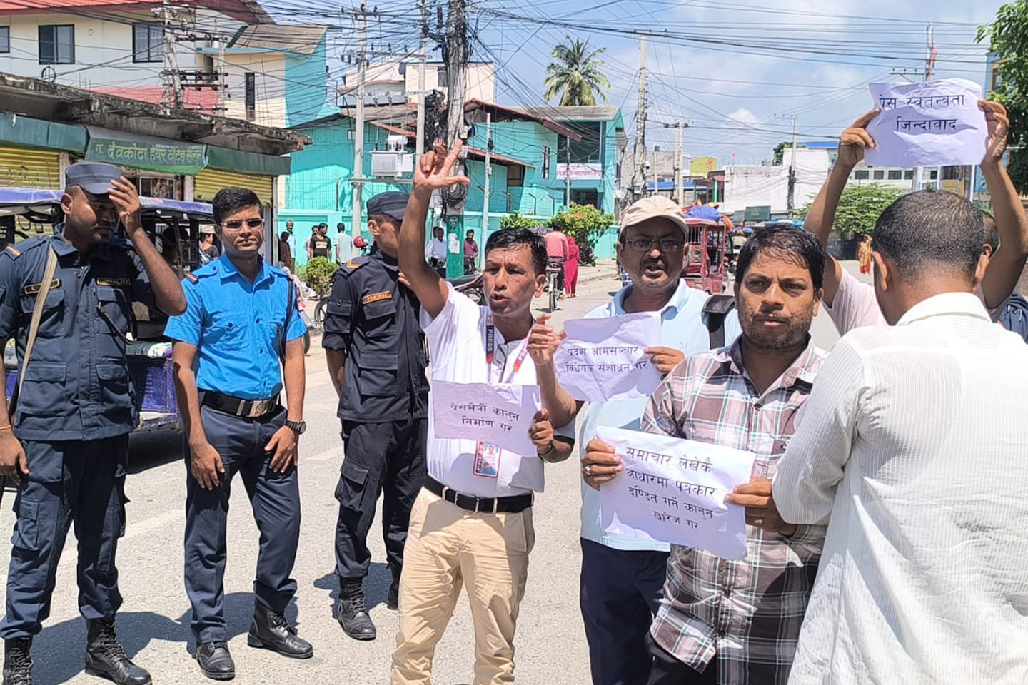 कोशीको सञ्चार विधेयक : पत्रकारलाई जरिबाना र कालोसूचीमा राख्ने अधिकार रजिष्ट्रारलाई