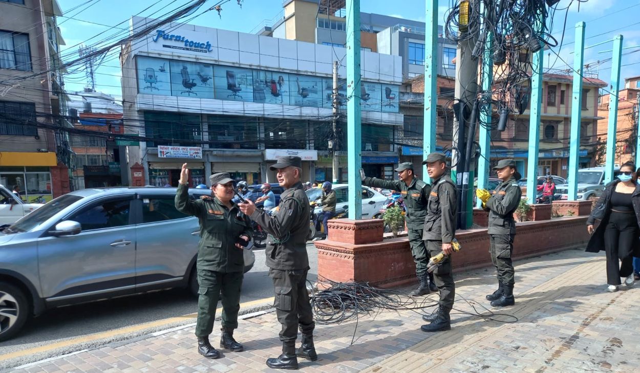 काठमाडौँ महानगरद्वारा लत्रिएका तार व्यवस्थापन सुरु
