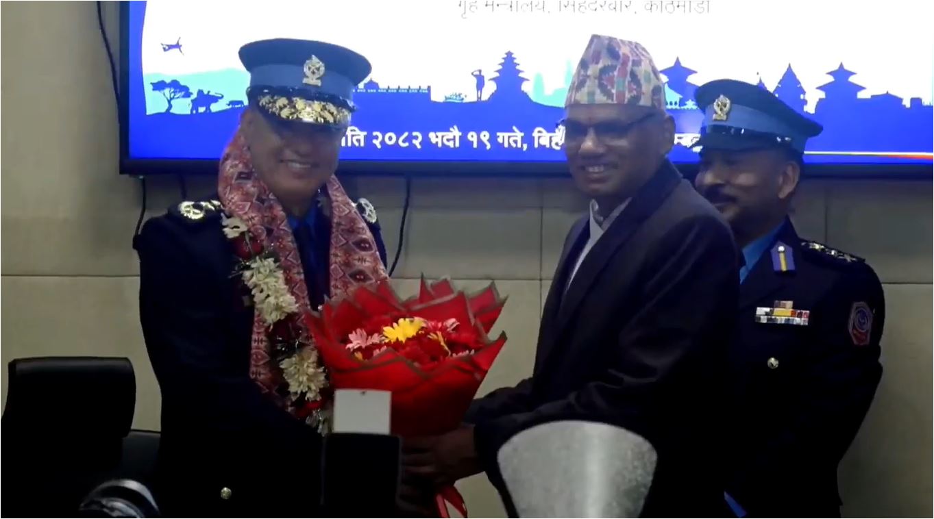 नवनियुक्त आईजीपी चन्द्रकुबेर खापुङलाई दर्ज्यानी चिह्न प्रदान
