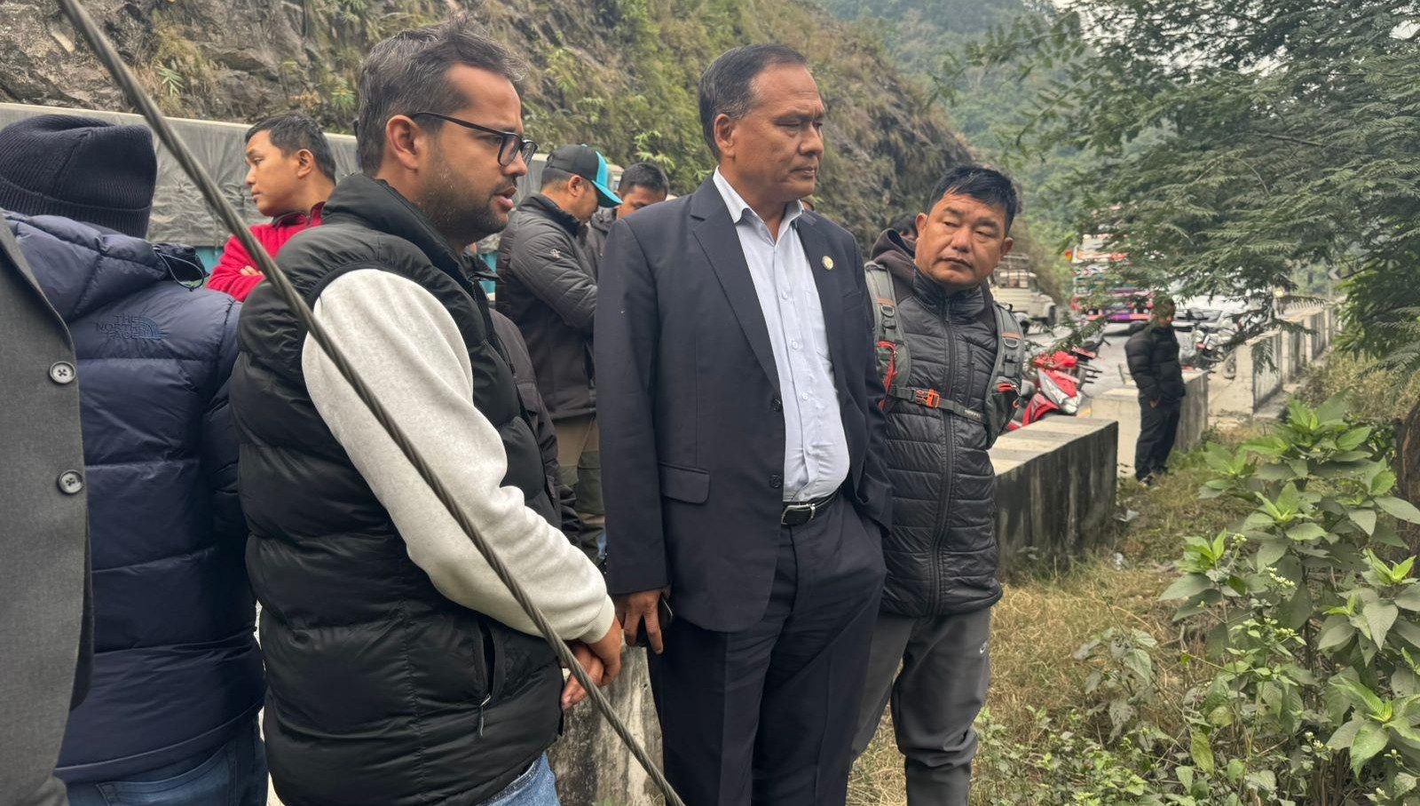 एक महिनाभित्र काम सुरु नगरे घुमाउने पुलको ठेक्का तोडिनेछ : मन्त्री घिसिङ