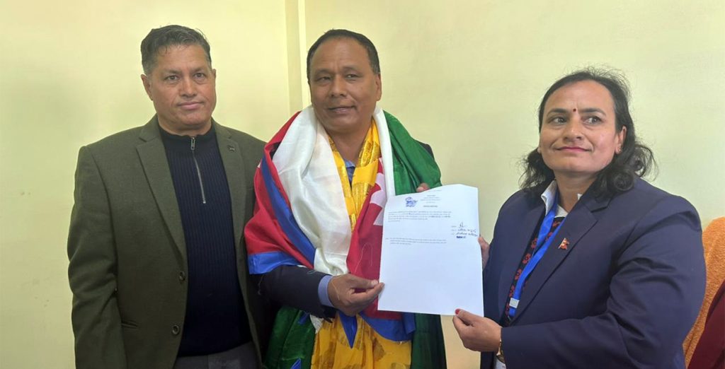 काठमाडौं ३ मा कुलमान घिसिङको उम्मेदवारी दर्ता