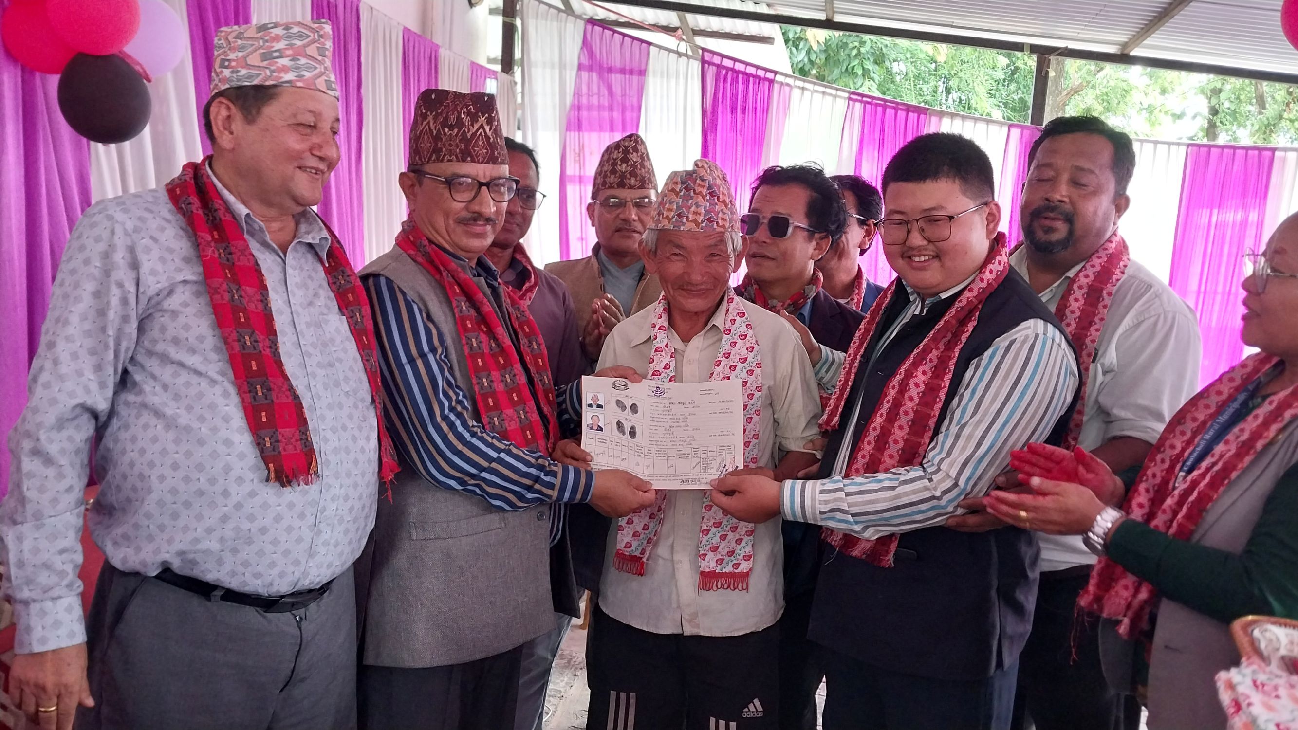 भूमिविहीनलाई जग्गा चुलाचुलीमा सपना पुरा, ३१ जनाले पाए जग्गाधनी पुर्जा