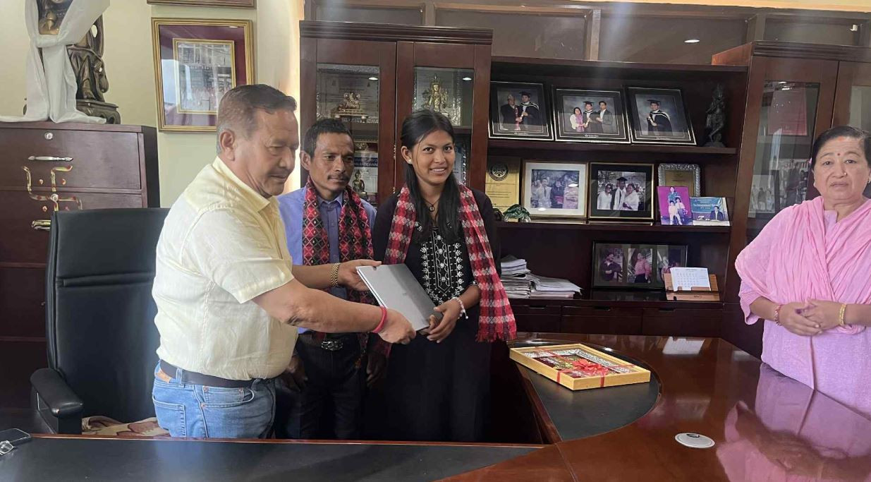 भाटभटेनी अध्यक्ष गुरूङले गोमालाई आफ्नै खर्चमा एमबीबीएससम्म पढाई दिने