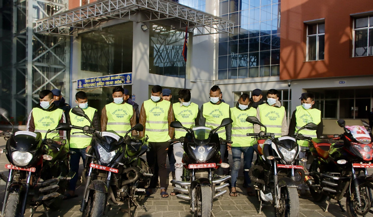 काठमाडौंका विभिन्न स्थानमा लुटपाट गर्ने १० जना नियन्त्रणमा, मुख्य नाइकेलाई गोली लाग्यो