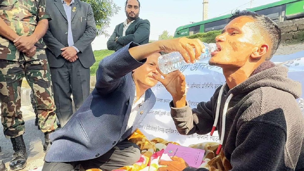 गृहमन्त्री अर्यालले तोडाए अछामका मदन बुढाको अनशन