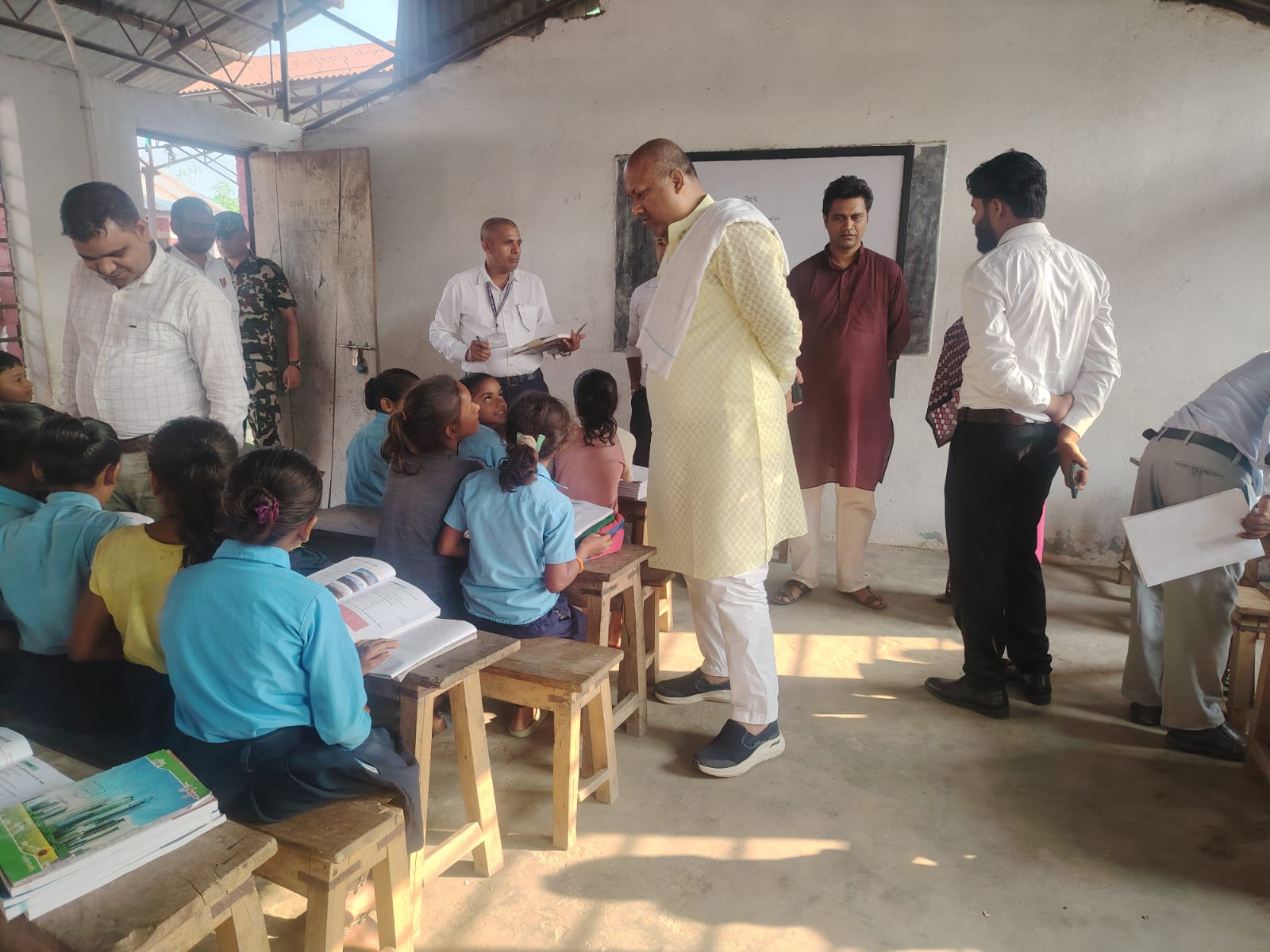 मुख्यमन्त्री सिंहको विद्यालय अनुगमन : 