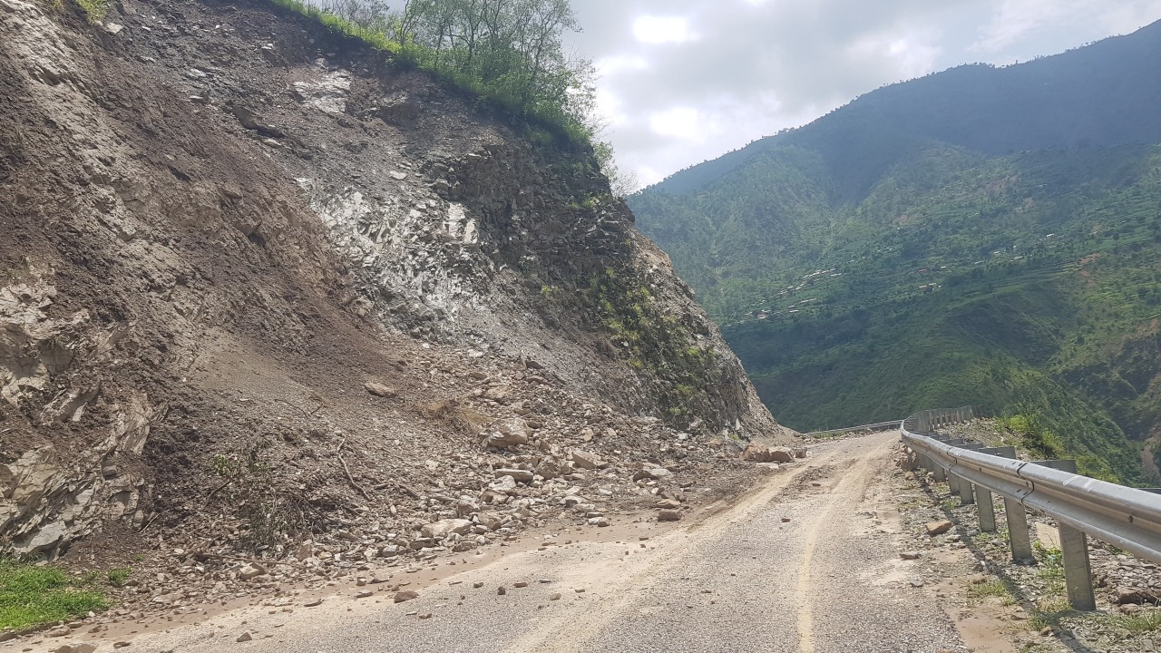 मध्यपहाडी लोकमार्गको सडक धसियो, धसिएको भाग माटोले छोपेको आरोप