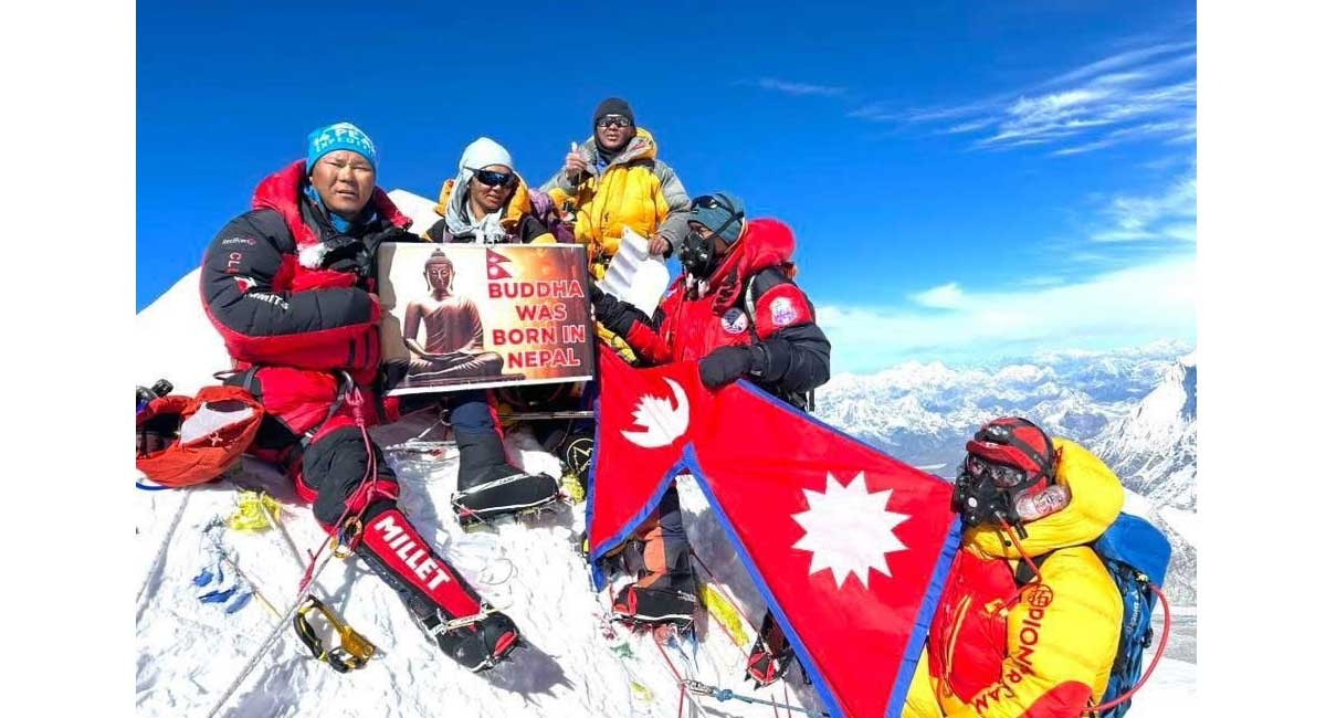 मकालु हिमालमा एकै परिवारका ६ जनाको सफल आरोहण, विश्व कीर्तिमानको प्रयास
