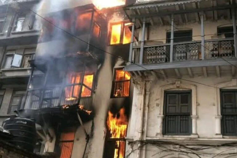 ग्यास चुहिएर मखनटोलमा आगलागी, एक जनाको मृत्यु