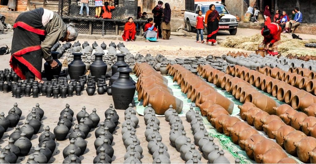 दसैँको सामग्री बनाउन व्यस्त भक्तपुरका कुमालेहरू