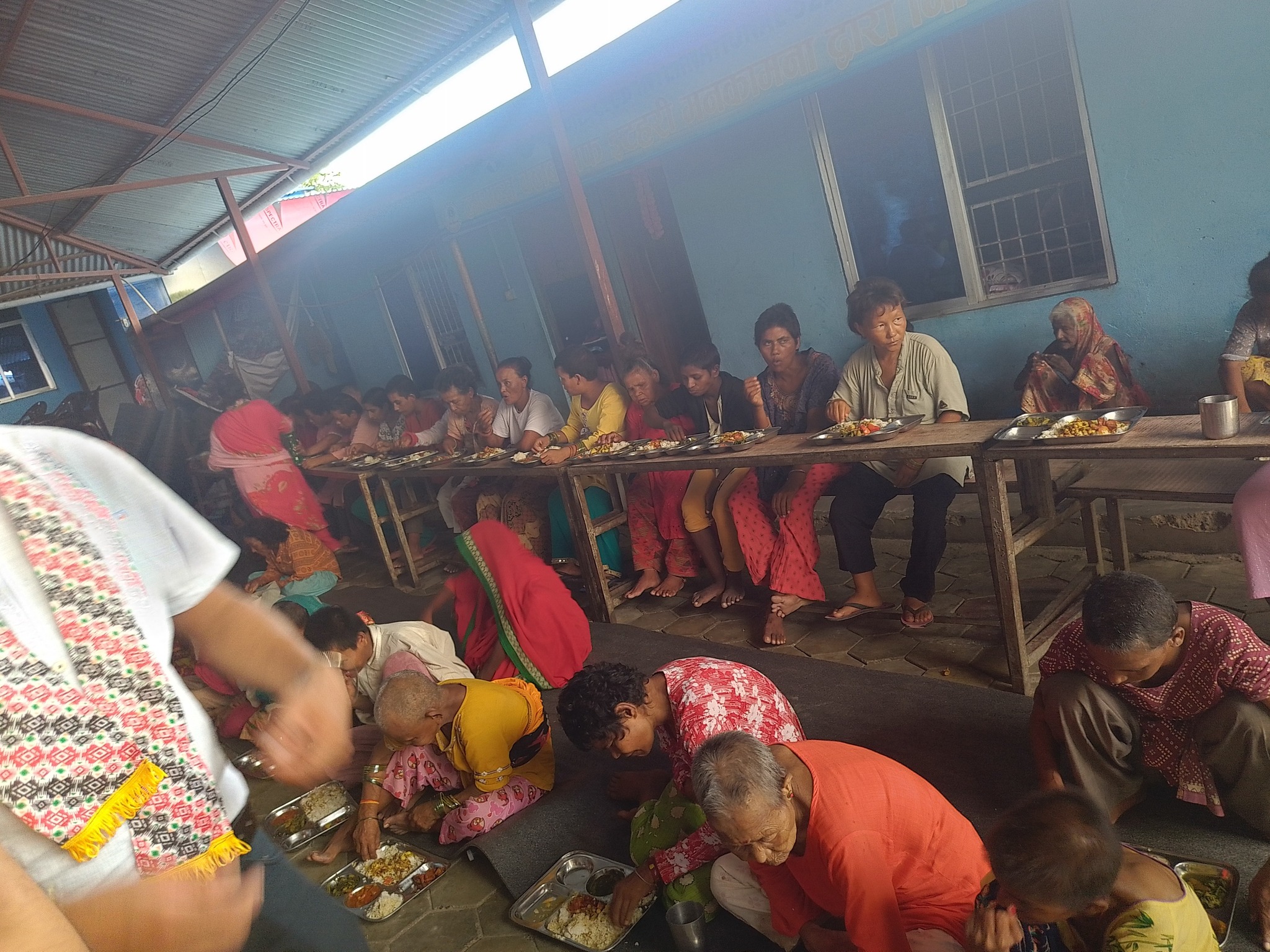 लायन्स डेमा मायाघरका १४८ जनालाई भोजन, मुख्य चोकमा दिप प्रज्वलन