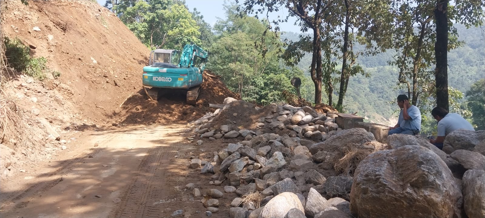 १४ दिनपछि मेची राजमार्ग सञ्चालनमा, राज–दुवाली खण्डमा पहिरो पन्छाएर यातायात सुरु
