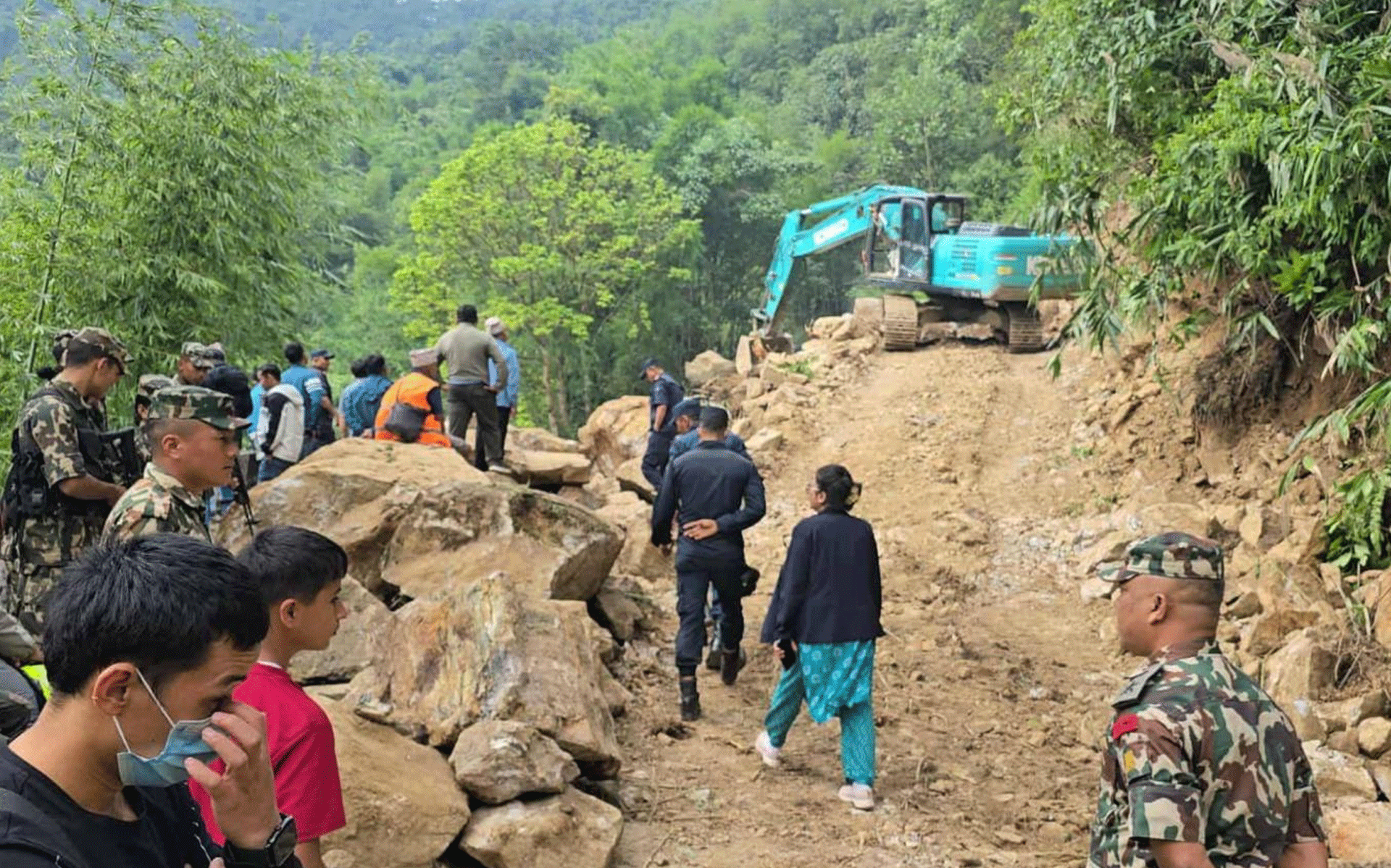एक सातादेखि मेची राजमार्ग अवरुद्ध : झापासँगको सम्पर्क पूर्णरूपमा विच्छेद