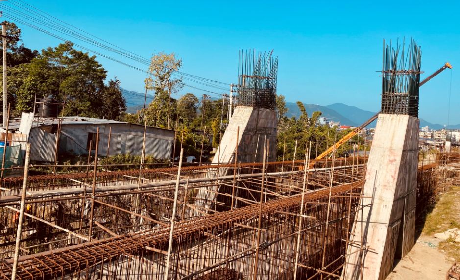 ठेक्का अवधि सकिँदा सेती पुलमा आधा काम