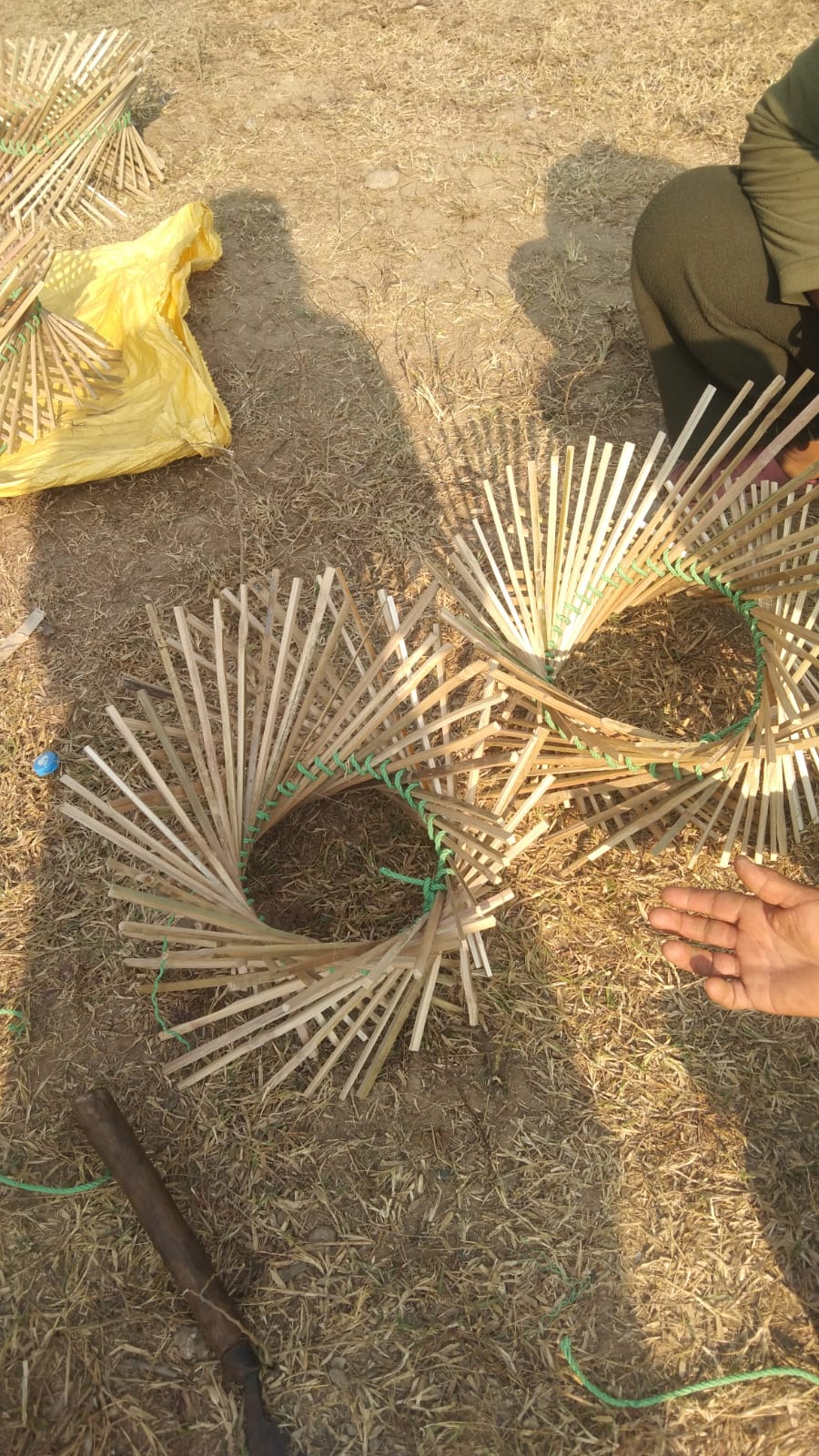 बाँसको चोयाबाट मुढा र कुचो बाट्न सिकाउँदै भन्ज्याङ महिला समूह