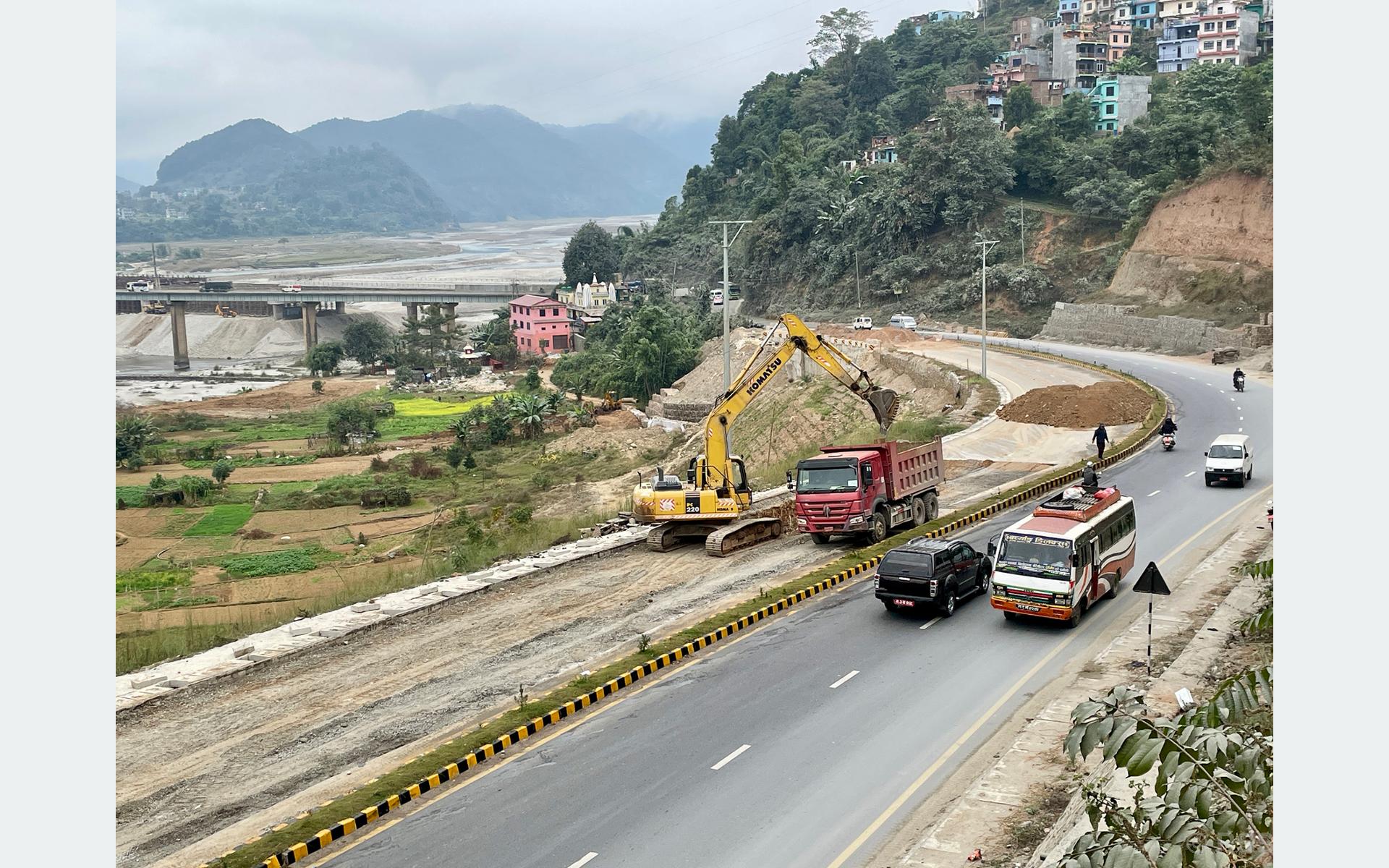 भासिएको चार महिनापछि मुग्लिन–पोखरा सडक मर्मत सुरु