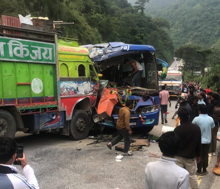 नारायणगढ-मुग्लिङ सडकमा सात सवारीसाधन एकापसमा ठोक्किँदा २१ जना घाइते