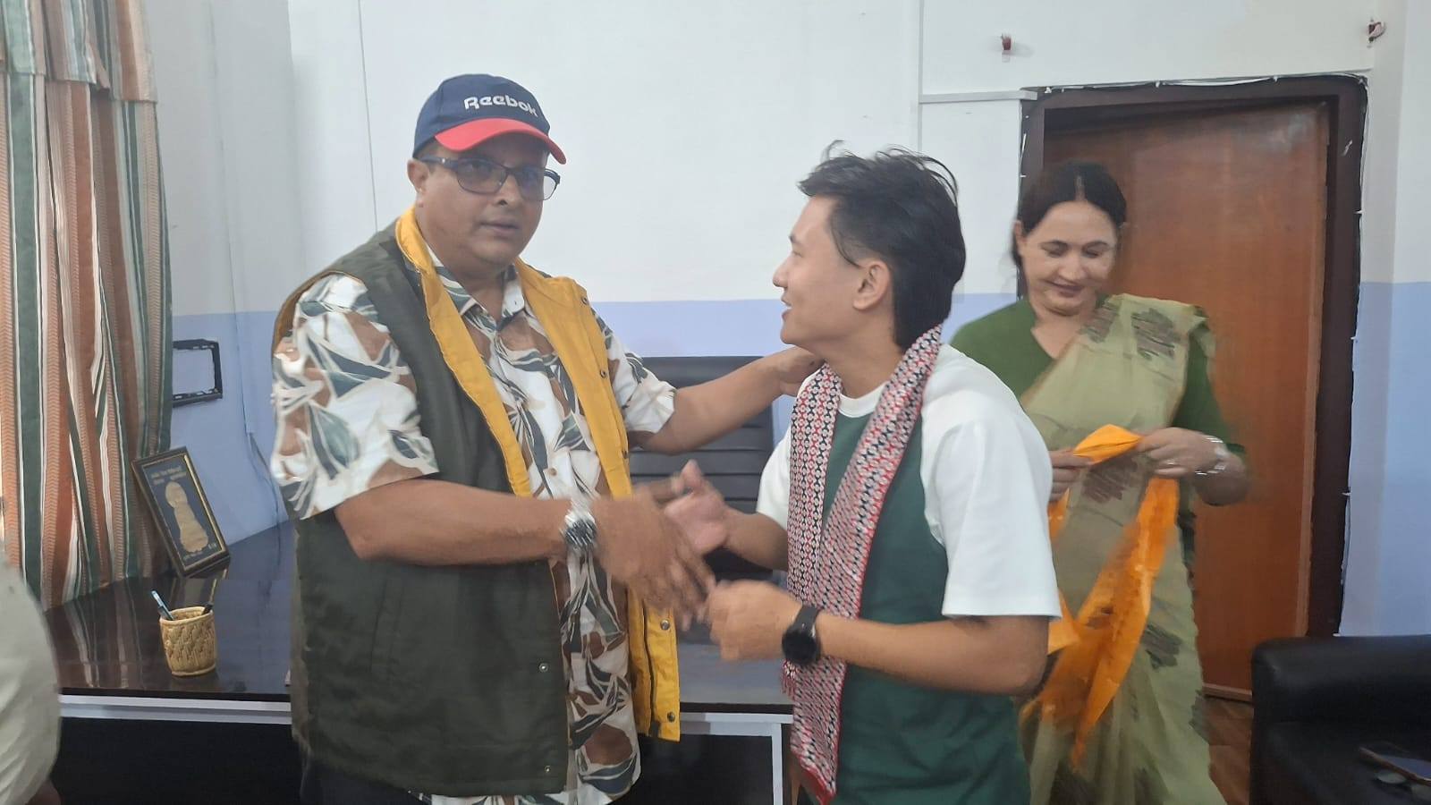 अनमोलको साहसलाई महानगरको सम्मान, वीरेन्द्र सभागृह जोगाउँने युवाको जिम्मेवारीपन