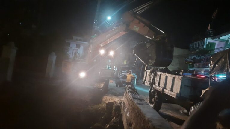 वीरगञ्ज महानगरमा रातका समयमा नाली सफा