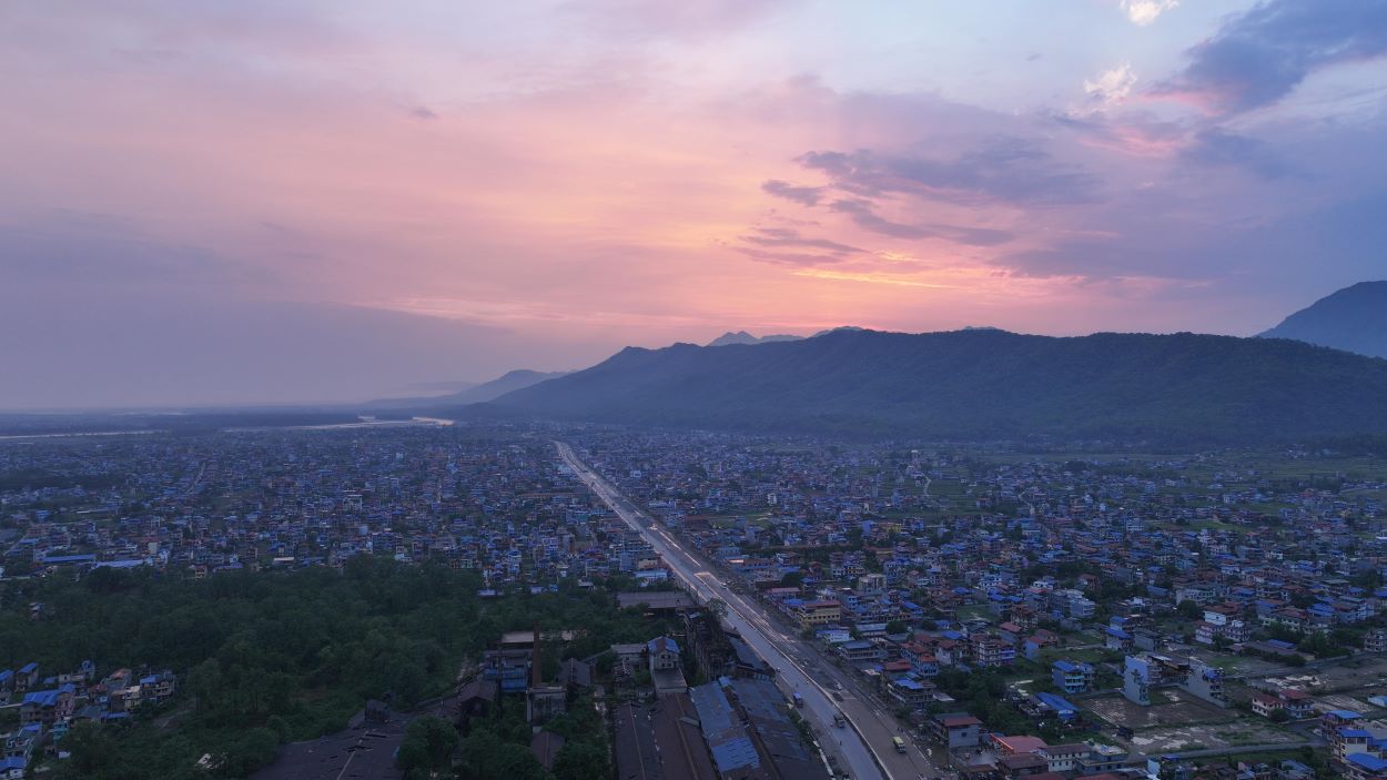 झरी र हावाहुरीपछि देखिएको नारायणघाट (तस्विरमा)