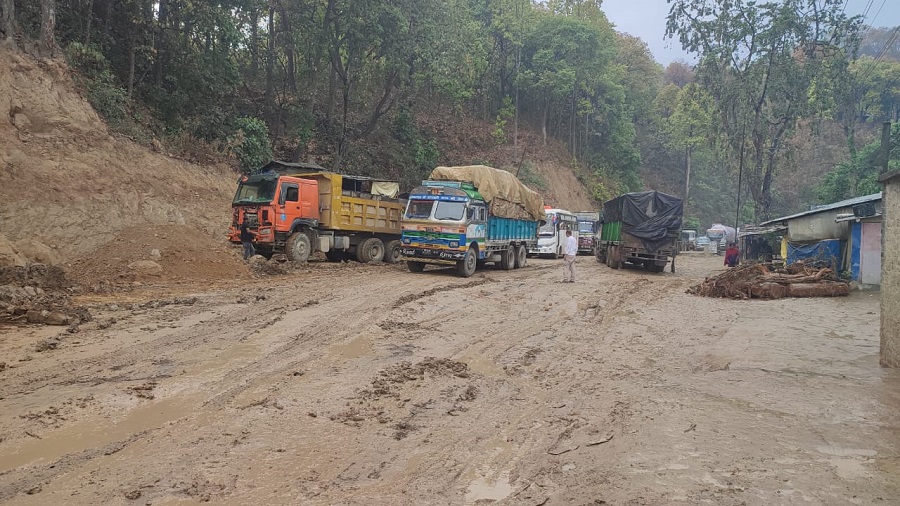 निरन्तर वर्षाले नारायणघाट–बुटवल सडक अवरुद्ध