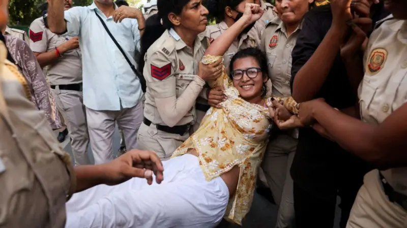 प्रहरीले सडकमा घिसार्दै लगेपछि चर्चामा नेहा बोरा, को हुन् मोदी सरकारको आलोचना गर्ने यी युवा नेत्री?