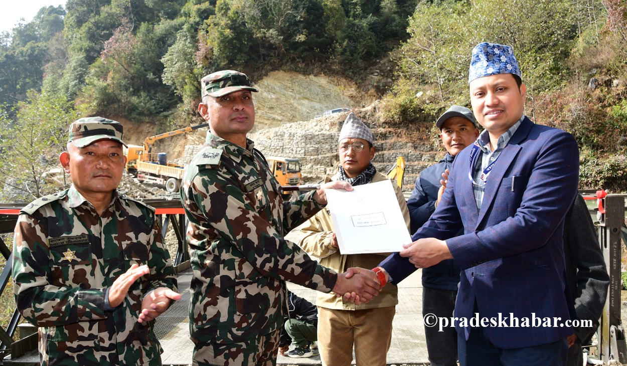 ठोट्ने खोलामा ७० फिटको बेलीब्रिज जडान, सेनाले गर्यो सडक डिभिजनलाई हस्तान्तरण