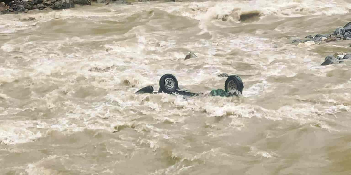 खोलामा अटोरिक्सा दुर्घटना हुदाँ एक बालिकाको मृत्यु, दुईजना बेपत्ता