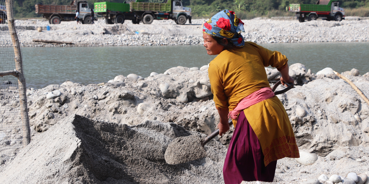 ‘त्रिशूलीको किनारमा बालुवा चाल्नेहरू…’