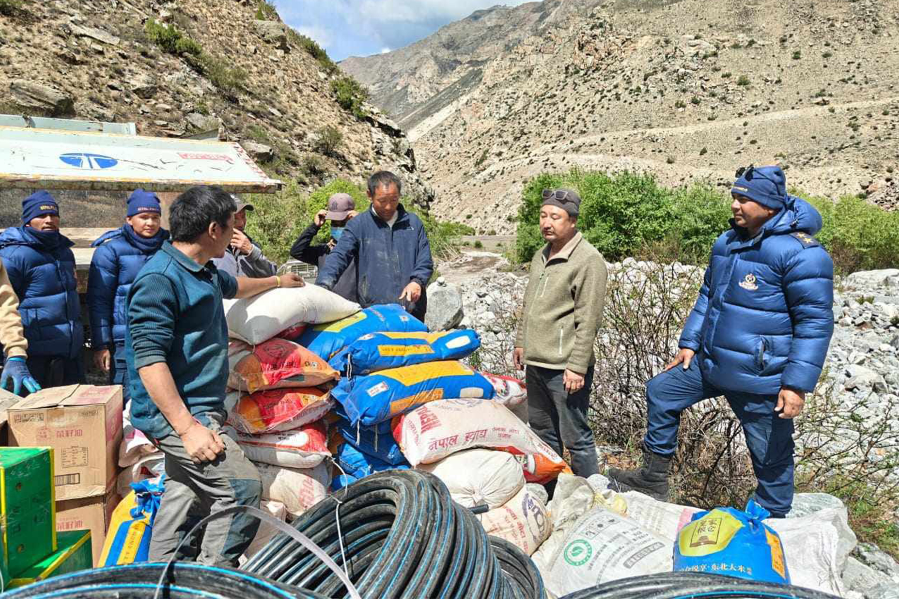 हुम्लामा हिमतालमा फुटेको स्थानमा पुग्यो प्रहरी, दियाे राहत (फाेटाेफिचर)