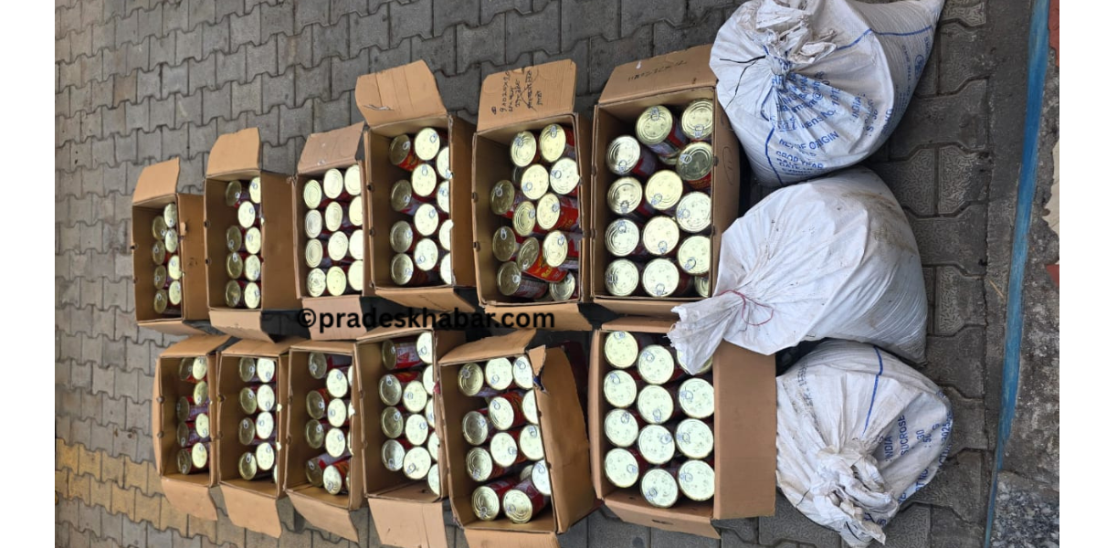 विराटनगरमा परालको कुन्यूभित्र लुकाएर राखिएको रसगुल्ला र चिनी बरामद