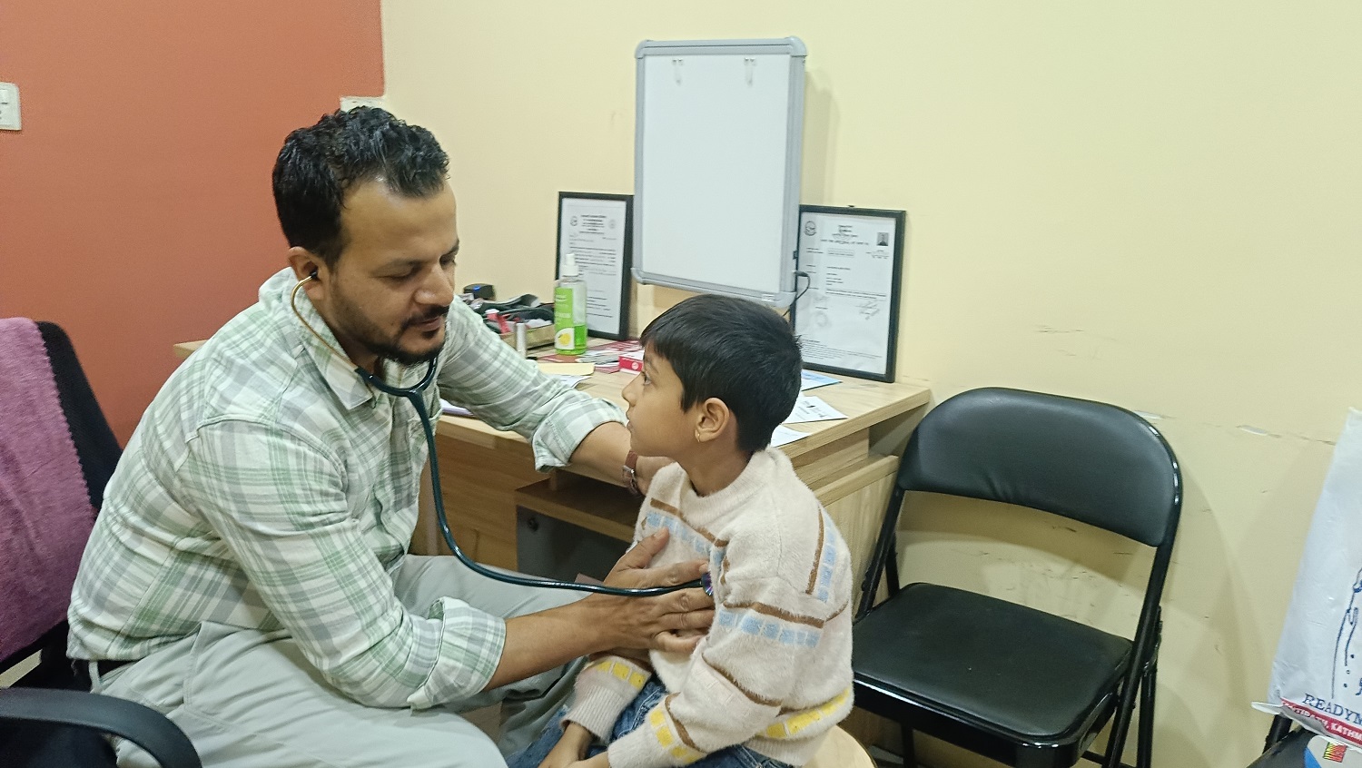 ‘नेफ्रोटिक सिन्ड्रम’ उपचारका लागि काठमाडौंको भर : अभिभावकलाई सास्ती
