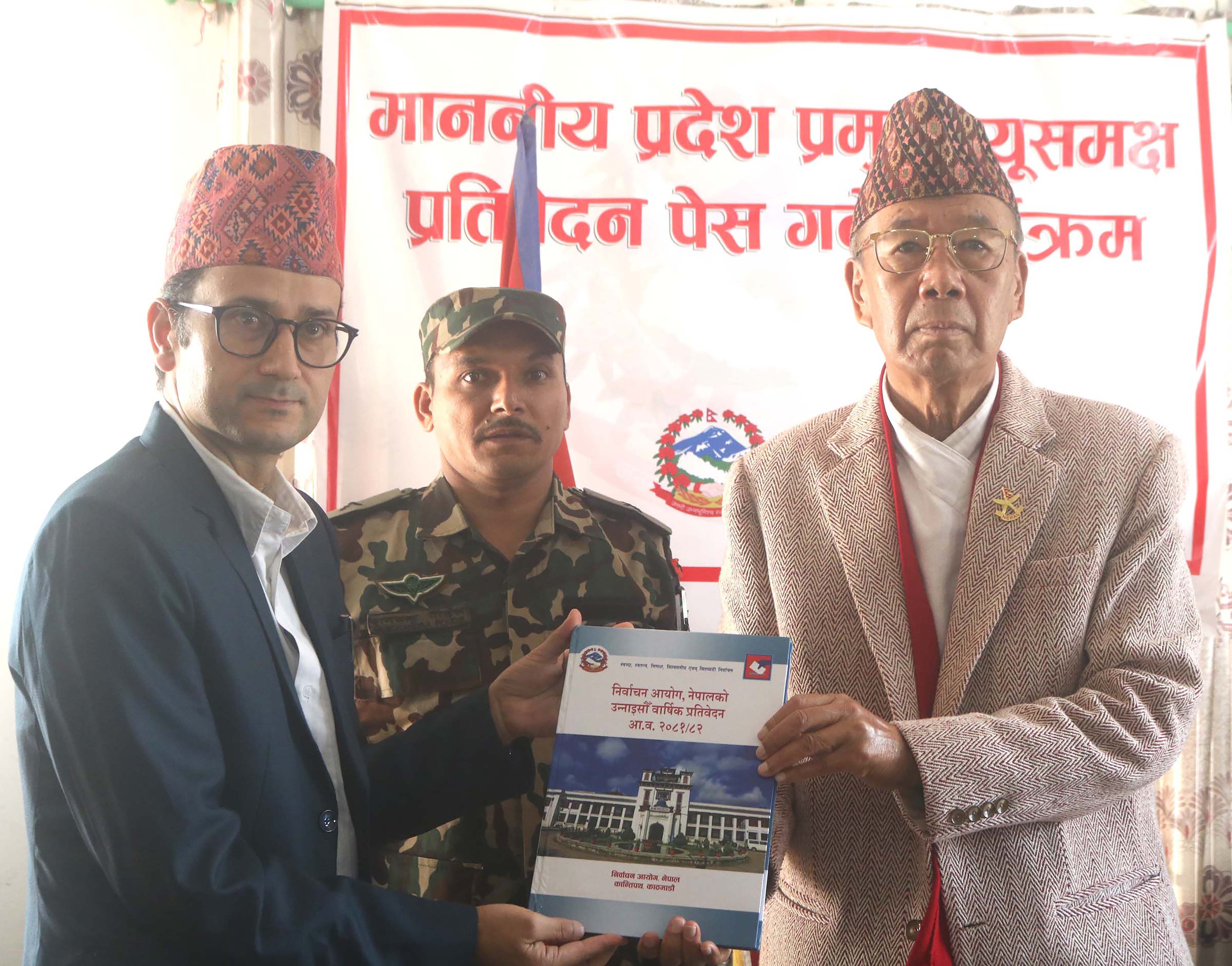 कोशीका प्रदेश प्रमुख खापुङ समक्ष निर्वाचन आयोगको प्रतिवेदन पेस