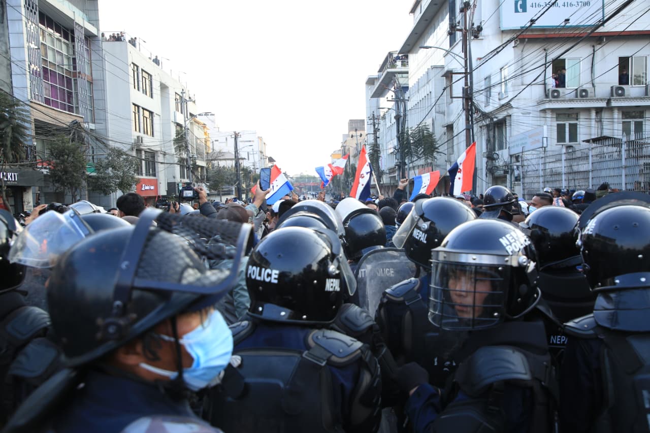 निर्वाचन आयोगमा कडा सुरक्षा : गगन थापा पक्ष खुसीयालीमा, देउवा पक्ष आन्दोलनमा