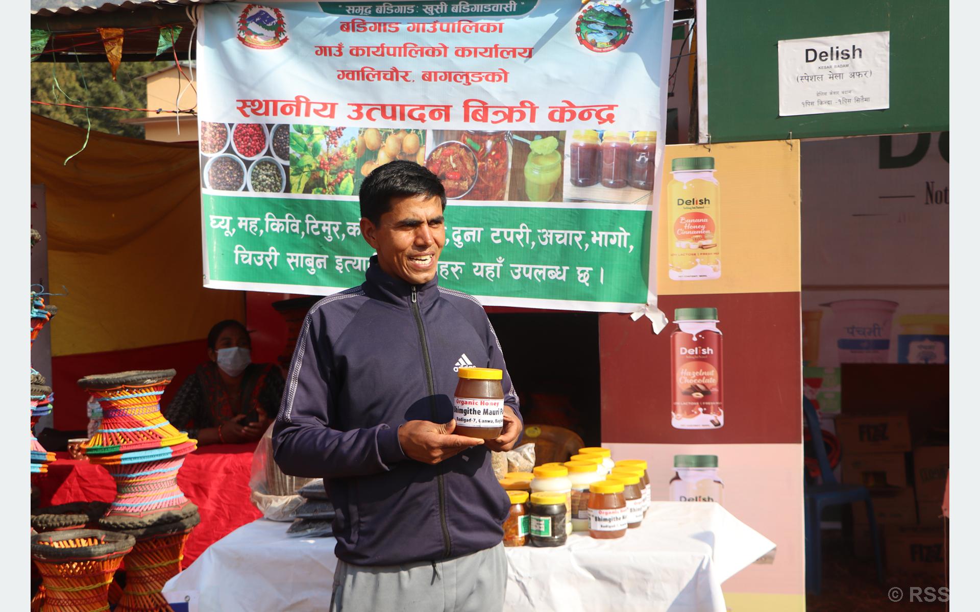 विदेशमा हण्डर खाएपछि गाउँ फर्किएका लोकबहादुर मौरीपालनमा